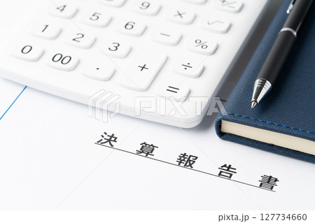 電卓と手帳と決算報告書 電卓と手帳と決算報告書 127734660