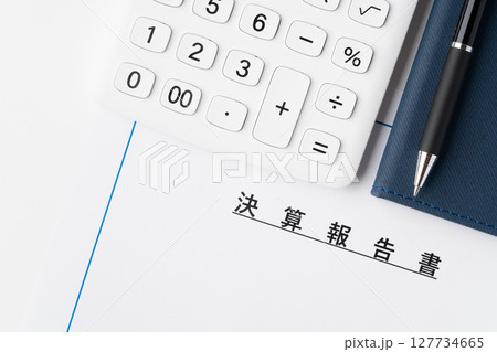 電卓と手帳と決算報告書 電卓と手帳と決算報告書 127734665