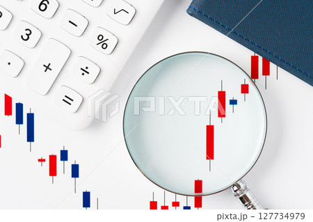 虫眼鏡で拡大した急上昇するローソク足チャート 127734979
