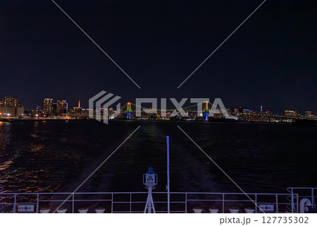 船から見る夜景　レインボーブリッジと東京タワー 127735302