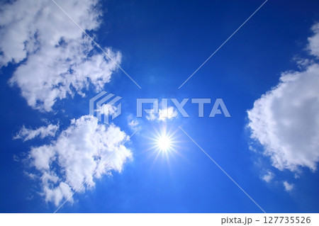 初夏の空（暑さイメージ） 127735526