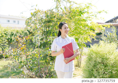 訪問看護にきた女性看護師 127735759