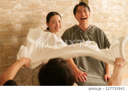 サウナに入るカップル・夫婦(ロウリュウ) サウナに入るカップル・夫婦(ロウリュウ) 127735841