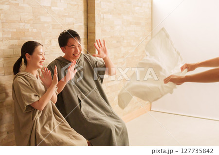 サウナに入るカップル・夫婦（ロウリュウ） 127735842