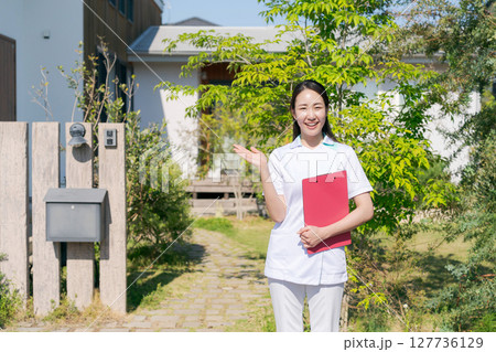 訪問看護にきた女性看護師 127736129