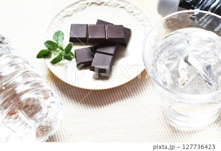 高カカオチョコレートの効果　夏の強い紫外線を受けたダメージ修復にも　強い抗酸化力 127736423