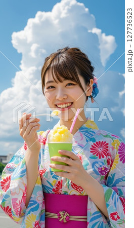 夏にかき氷を食べる浴衣姿の女性 夏にかき氷を食べる浴衣姿の女性 127736523
