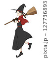 ホウキを担いで三角帽子をかぶった女の子魔女 127736893