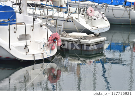 江の島ヨットハーバーに係留するヨット 江の島ヨットハーバーに係留するヨット 127736921
