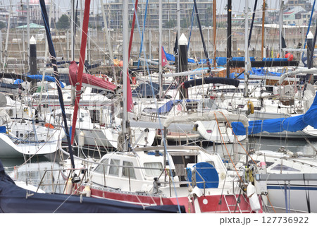 江の島ヨットハーバーに係留するヨット 江の島ヨットハーバーに係留するヨット 127736922