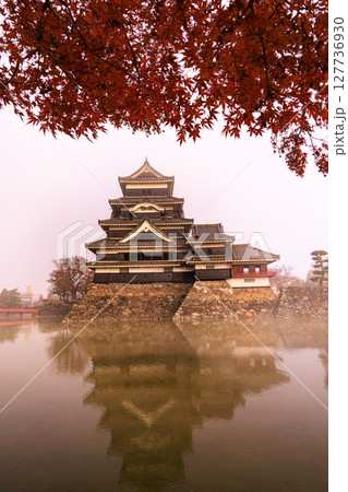 日本の風景 朝霧に煙る紅葉の松本城 日本の風景 朝霧に煙る紅葉の松本城 127736930