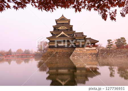 日本の風景　朝霧に煙る紅葉の松本城 127736931