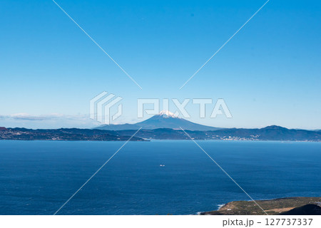 伊豆大島から見た富士山 127737337