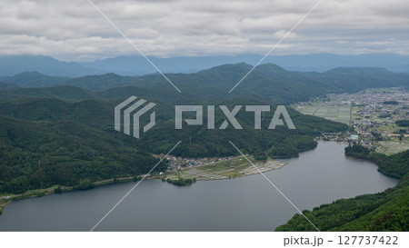 小熊山から見る新緑の山と木崎湖　長野県大町市 127737422