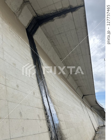 高架下のコンクリート壁と雨だれの跡 高架下のコンクリート壁と雨だれの跡 127737465