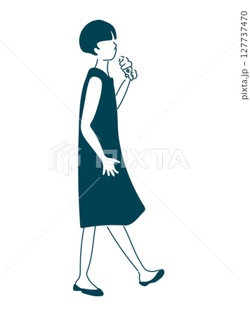 ソフトクリームを食べながら歩く女の子 127737470