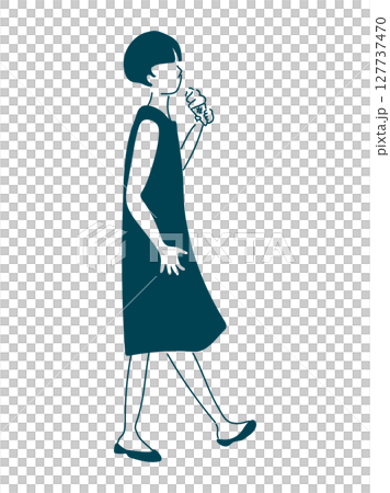 ソフトクリームを食べながら歩く女の子 127737470