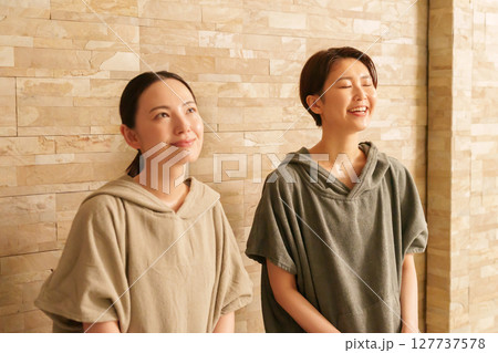 サウナに入る女性たち 127737578