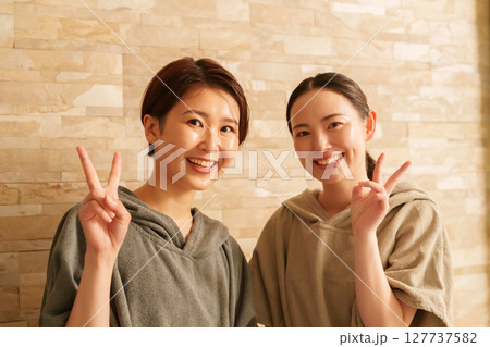 サウナに入る女性たち 127737582