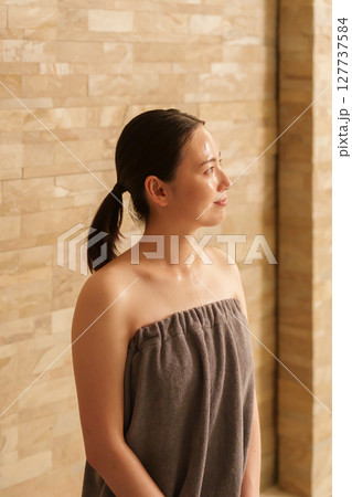 サウナに入る女性 127737584