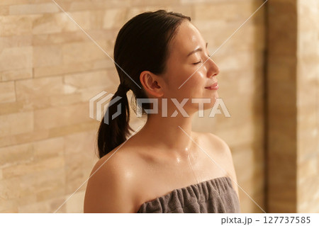 サウナに入る女性 127737585