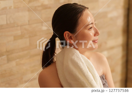 サウナに入る女性 127737586