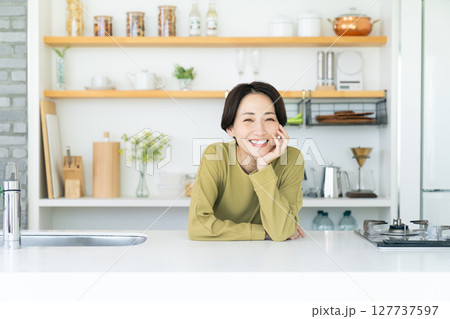 キッチンでくつろぐミドルの女性 127737597