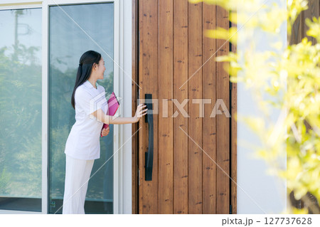 家に訪問する看護師 家に訪問する看護師 127737628