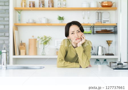 キッチンで悩むミドルの女性 キッチンで悩むミドルの女性 127737661