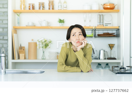 キッチンで悩むミドルの女性 127737662