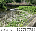 川と橋と護岸緑地の夏風景 127737783
