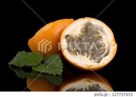 Passion fruit maracuja granadilla 127737855