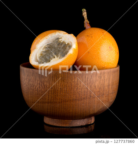 Passion fruit maracuja granadilla Passion fruit maracuja granadilla 127737860
