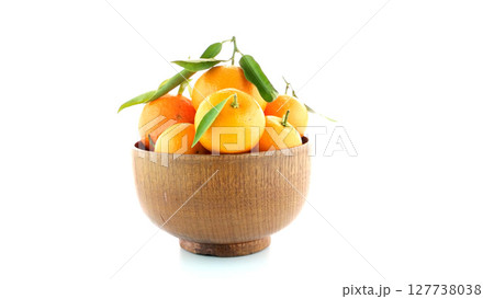 Tangerines on wooden  bowl 127738038