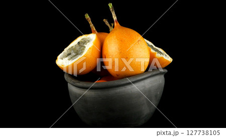 Passion fruit maracuja granadilla 127738105