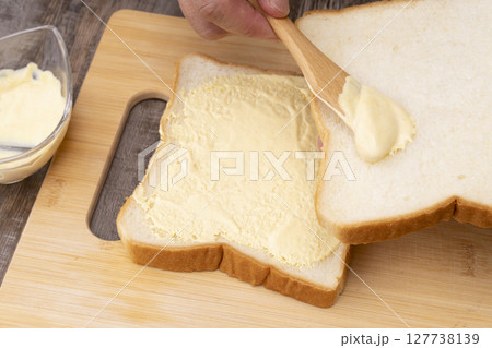 厚焼きたまごサンドを作る工程　卵焼きサンド 127738139