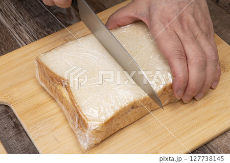 厚焼きたまごサンドを作る工程　卵焼きサンド 127738145