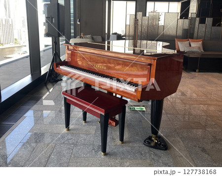 ホテルラウンジにある木製のグランドピアノ ホテルラウンジにある木製のグランドピアノ 127738168