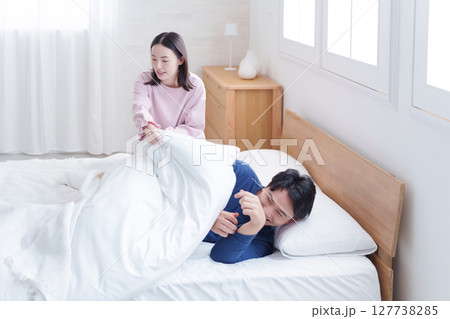 起きない夫を起こす妻 127738285
