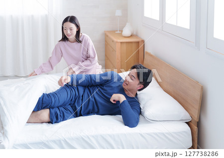 起きない夫を起こす妻 起きない夫を起こす妻 127738286