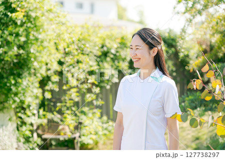 白衣を着た女性のポートレート 白衣を着た女性のポートレート 127738297