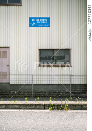 東日本大震災の津波到達地点を示す建物壁面 127738345