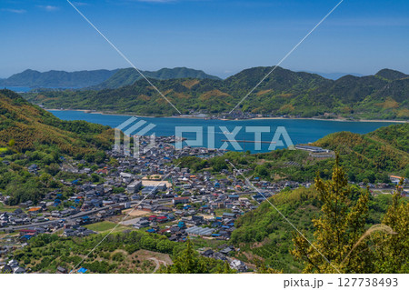 《広島県》瀬戸内海に浮かぶ因島・白滝山山頂の眺望 《広島県》瀬戸内海に浮かぶ因島・白滝山山頂の眺望 127738493