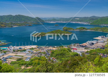 《広島県》瀬戸内海に浮かぶ因島・白滝山山頂の眺望 127738505