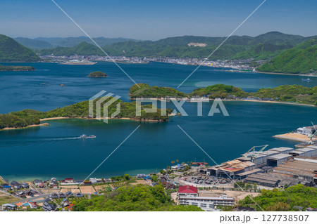 《広島県》瀬戸内海に浮かぶ因島・白滝山山頂の眺望 127738507