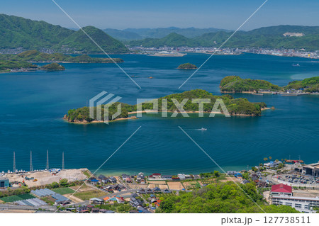 《広島県》瀬戸内海に浮かぶ因島・白滝山山頂の眺望 《広島県》瀬戸内海に浮かぶ因島・白滝山山頂の眺望 127738511