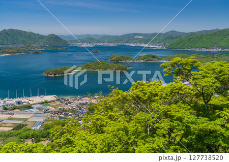 《広島県》瀬戸内海に浮かぶ因島・白滝山山頂の眺望 127738520