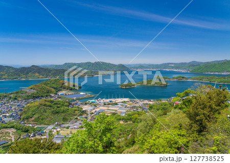 《広島県》瀬戸内海に浮かぶ因島・白滝山山頂の眺望 127738525