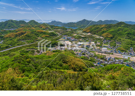 《広島県》瀬戸内海に浮かぶ因島・白滝山山頂の眺望 127738551