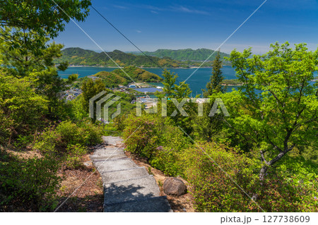 《広島県》瀬戸内海に浮かぶ因島・白滝山山頂の眺望 127738609